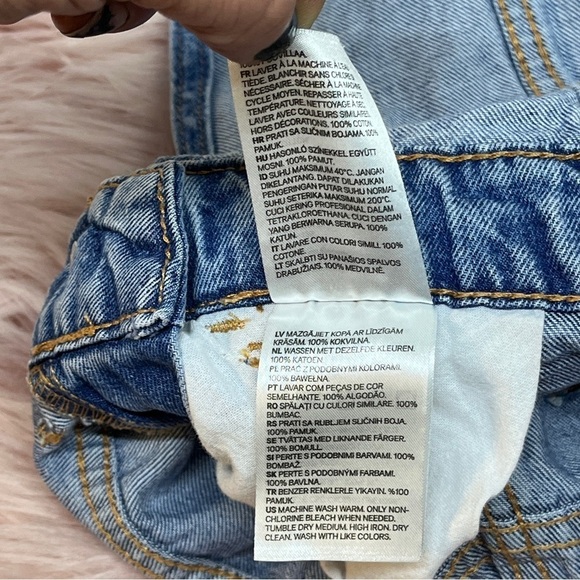 Divided size 2 jean short overalls with a distressed style - Picture 2 of 16